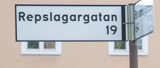 Nya skyltar måste ersättas efter namntabbe