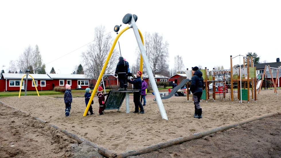 För drygt ett år sedan invigdes en ny lekplats i Sjulnäs. Enligt Skol och landsbygdspartiet handlar det om en pusselbit för att få ett fungerande vardagsliv ute på landsbygden. (Arkivbild)