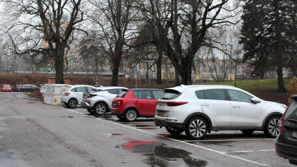 Parkeringsplatser på Rinmangymnasiets område ska ha hyrts ut till medarbetare i utbyte mot kontanter. 