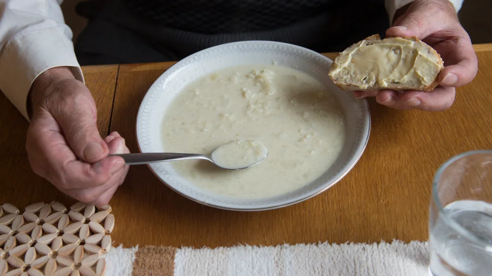 Att ha möjlighet att äta lunch i gemenskap skapar omväxling och motverkar ensamhet, framhåller debattörerna.