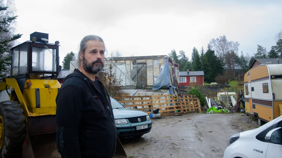 Michael Gyerman anser att kommunen bär ansvaret för att hans tomt blev vattenfylld men det är något som kommunens försäkringsbolag inte håller för troligt.