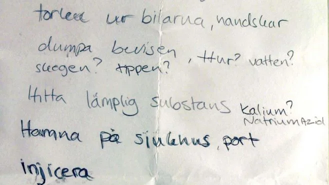 Den här papperslappen påträffade polisen i en jacka som tillhör den misstänkta kvinnan.