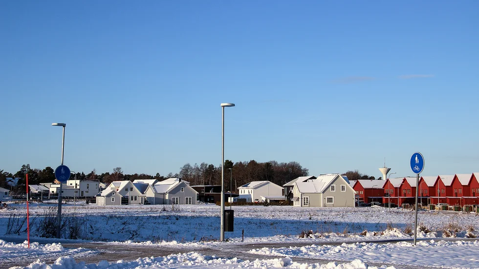 Här på ängen, framför villatomterna och radhusen, planeras hyreslägenheter i tvåvåningshus.