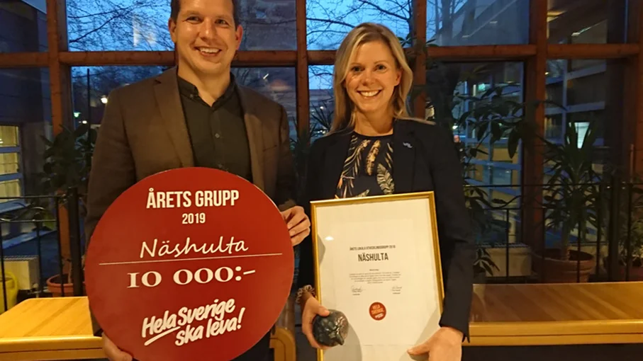 Anders Kruhsberg, styrelseledamot i Näshulta intresseförening, och Elin Ericsson, projektledare Näshulta Vision, tar emot utmärkelsen på Hela Sverige ska levas höstmöte.