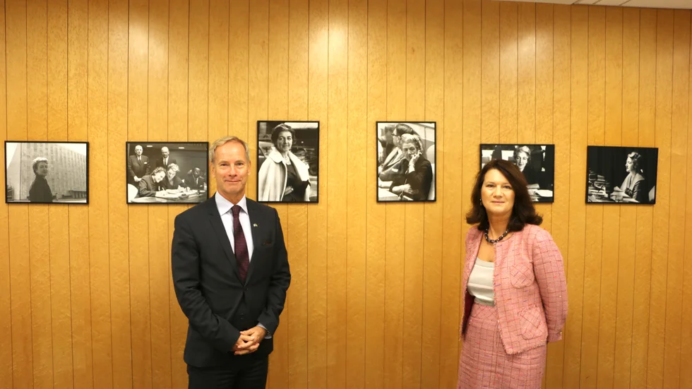 FN-ambassadör Olle Skoog och utrikesminister Ann Linde invigde nyligen ett rum i Agda Rössels namn vid svenska FN-representationen i New York.