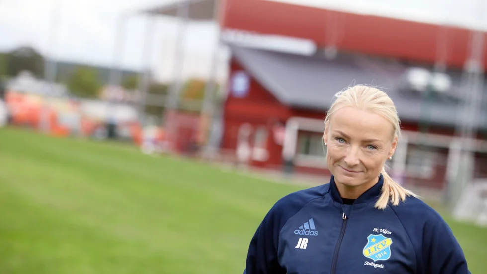 Damjuniortränaren Julie Rytterlund fick inleda med en turneringsvinst.