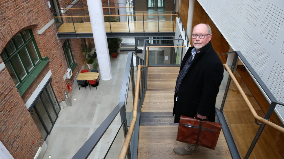 Folkhögskolans rektor Thomas Nilsson ser besparingarna som en "rejäl åderlåtning", men hans handlingsutrymme är begränsat.