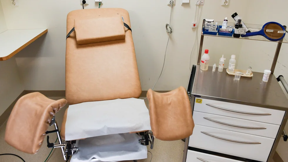 En kvinna i 20-årsåldern IVO-anmäler en vårdcentral i Uppsala efter ett gynekologbesök.