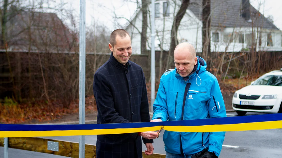 Erik Pelling (S) och Rickard Malmström (MP) klipper bandet för att inviga den nya pendlingsparkeringen vid Storvreta station.