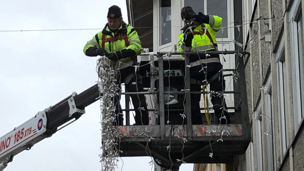 Jobb på halvhög höjd blev det under torsdagseftermiddagen för de som satte upp julbelysningen över gågatan.