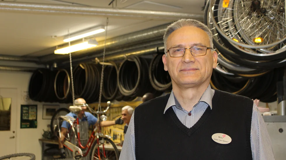 Verkstaden rymmer många olika aktiviteter: reparation av både cyklar och handikapphjälpmedel, samt snickeri och metallslöjd. 