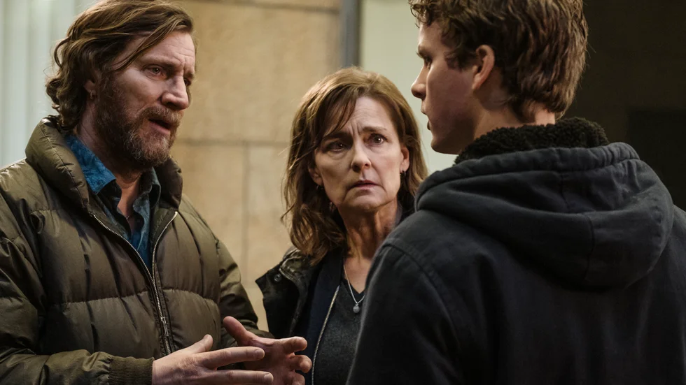 Björn (Magnus Krepper), Christian (Adam Pålsson), och Hanna (Marie Richardson) smider planer för att infiltrera en ny liga.

