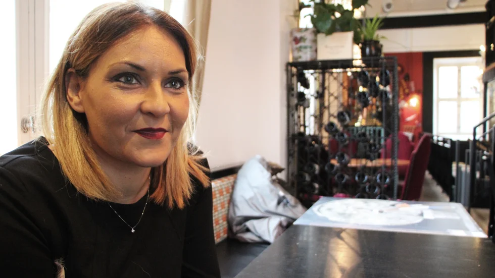 Italienska konstnären Arianna Greco, som målar med vin i stället för med färg, besöker Norrköping.