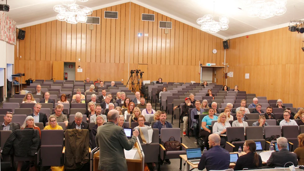 Det blev en lång debatt om framtiden för kommunens äldreombudsman vid måndagens fullmäktigemöte.