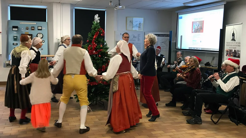 Julen tjuvstartade med ringdans i Stadsvakten. Folkdanslaget och Spelmansgillet tog täten.