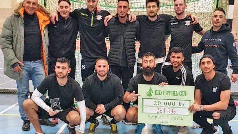 Nyköpingskillem Mahmoud Eid (till höger) har just delat ut prischecken på hela 20000 kronor till Bet 333, ett gäng duktiga futsalspelare från Eskilstuna och Strängnäs.