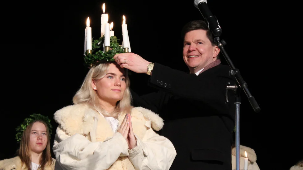 Emily Hedmo kröntes till Linköpings Lucia av talmannen Andreas Norlén vid en ceremoni i Gamla Linköping på första advent.