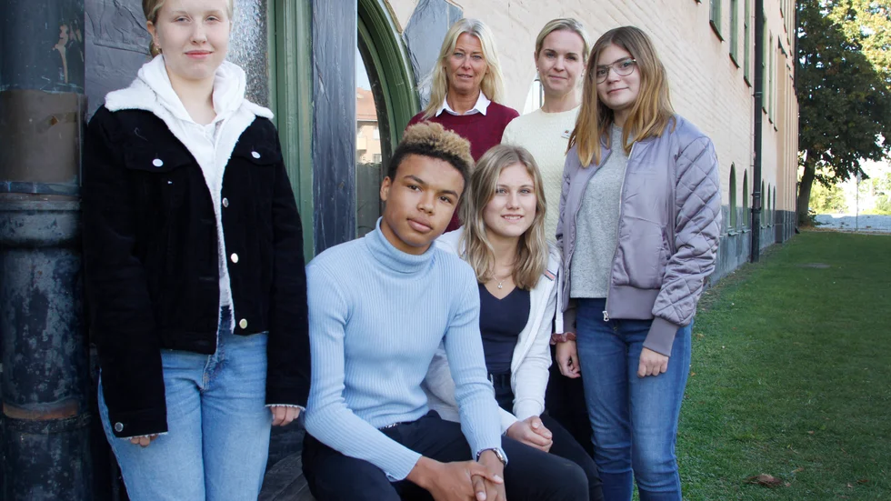 Frederike Löfmark och Morgan Caruth från Strängnäs Montessori tillsammans med Ida Axling och Lovisa Asplund från Paulinska skolan. Längst bak syns studie- och yrkesvägledarna Kerstin Karlsson och Malin Kullenberg, som jobbar på Paulinska respektive Montessori.
