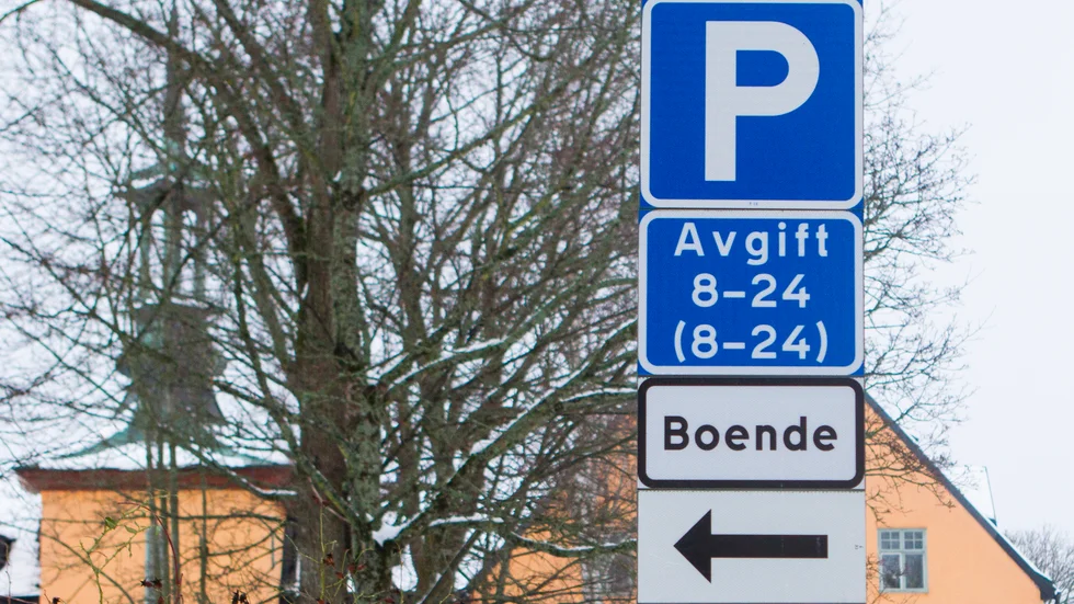 I vårt nybyggda område finns det få gästparkeringar och knappt plats för cyklar, skriver Christina Nordensten. (Bilden är tagen på ett annat ställe).