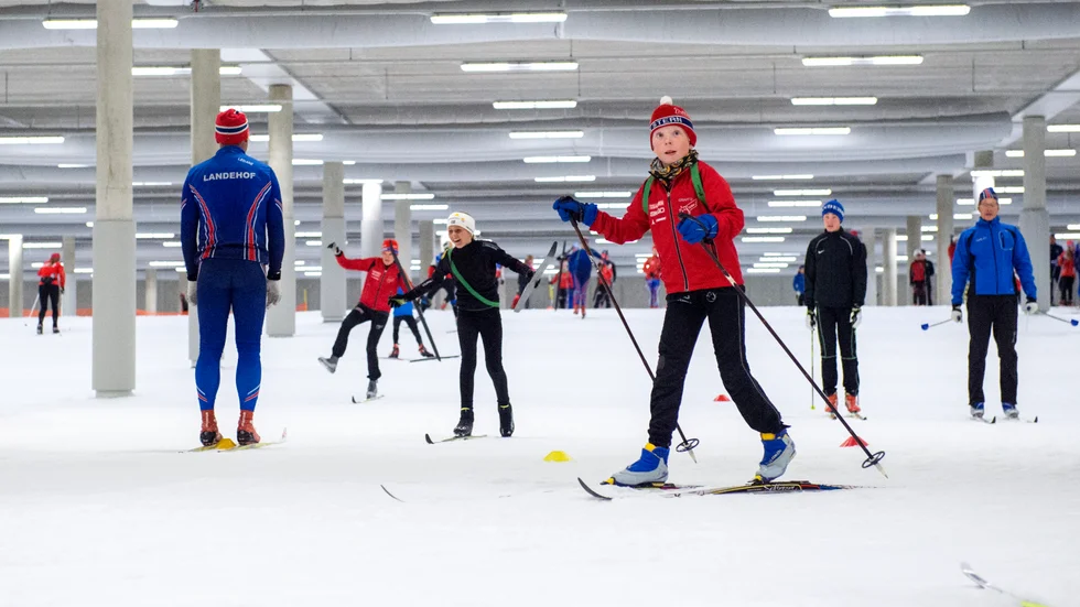 Så här ser det ut i "Skidome", inomhushallen för skidåkning på längden i Kortedala i Göteborg. Efter ett besök där konstaterar Luxora fastigheter att en slinga är möjlig i Motala också.