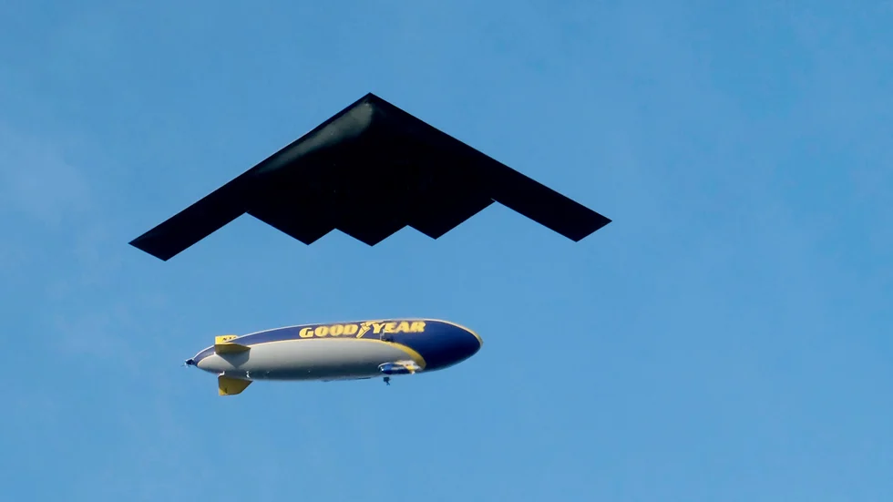 Vilken flygfarkost blir modernast i framtiden? Stealthbombare passerar under luftskepp.