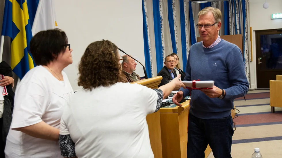 Socialnämndens ordförande, Maths Andersson (L), fick ta emot en protestlista med cirka 2000 undertecknade namn.