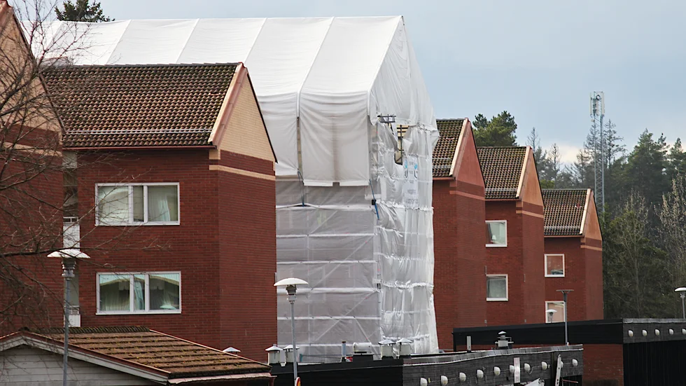 Enligt Brogripen ger man förtur för de branddrabbade hyresgästerna i bostadskön, men en ny prövning görs av den sökande och företagets uthyrningspolicy följs.