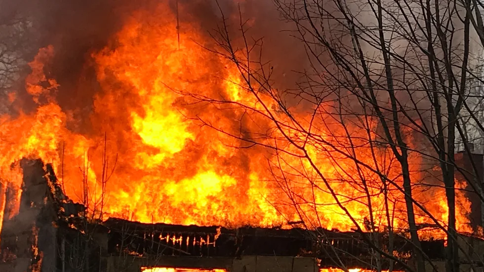 När räddningstjänsten kom fram var huset redan övertänt, så insatsen fokuserades på att förhindra spridning och sedan eftersläcka. 