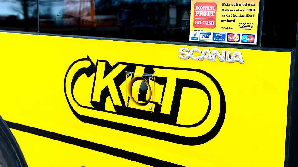 Hur många som får stå på bussen regleras av hur många bussen är besiktigad för.