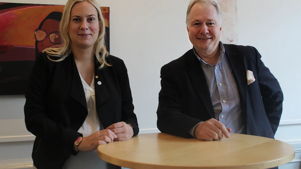 Annika Krutzén (M)är föräldraledig från juni till och med oktober och ersätts då av partikollegan Fredrik Lundén.