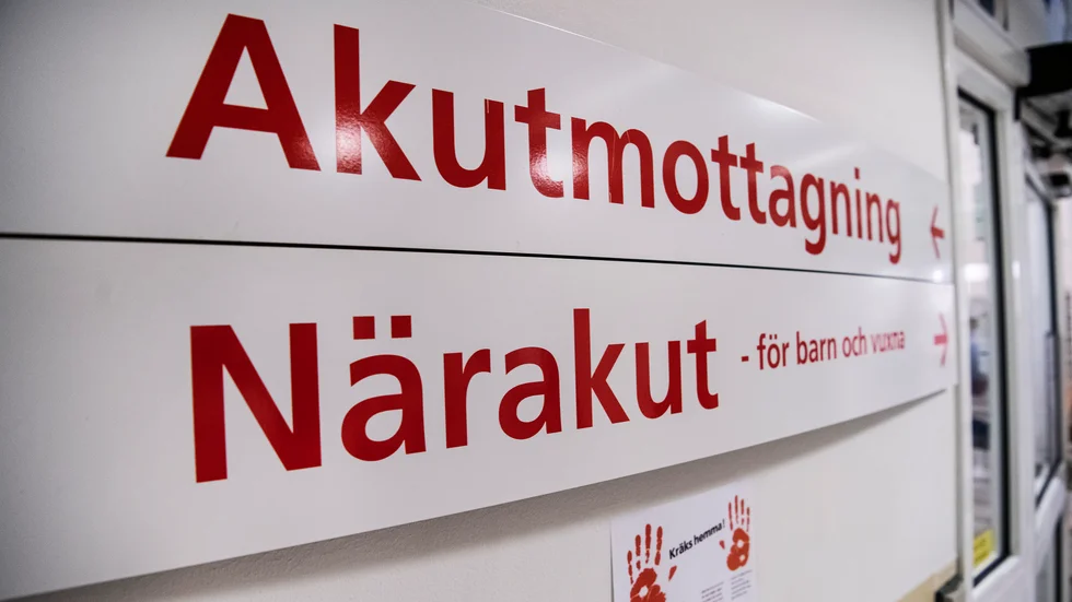 Den gravida kvinnan hade haft blödningar i två veckor, men uppmanades ändå att avvakta av akutmottagningen på ett av länets sjukhus. Hon vände sig istället till Sunderby sjukhus, och det blev operation direkt då hon hade utomkvedshavadeskap.