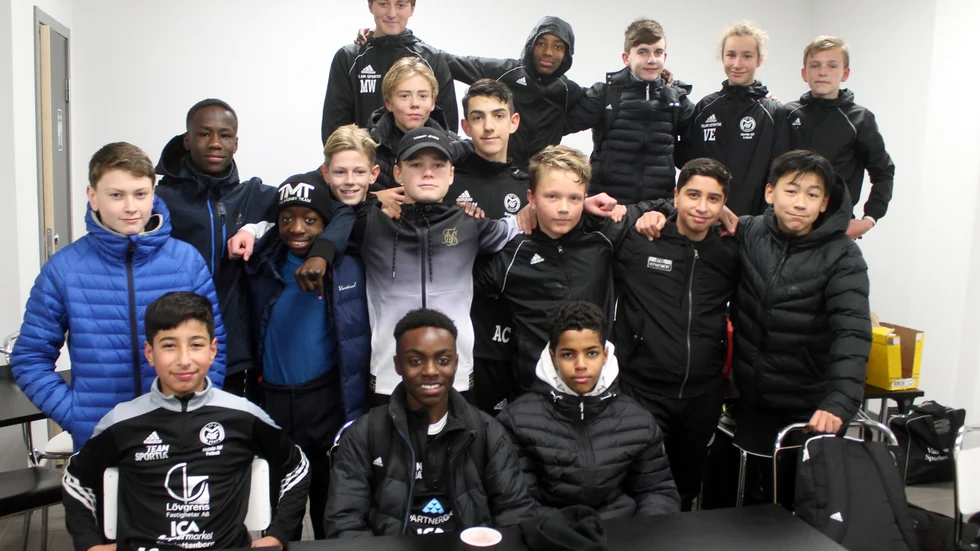 Motala AIF:s P06-lag bjöd in till matchcamp på Idrottsparken och här är det lunchpaus med spaghetti och köttfärssås på lördagen efter matchen mot Kalmar FF. Utbytet med de andra lagen ska fortsätta.