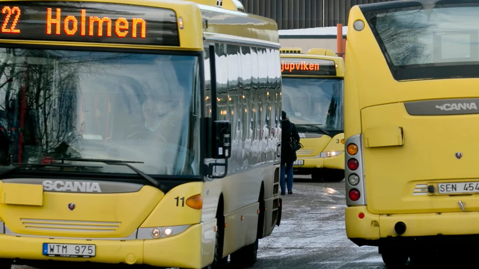 Andelen resenärer som betalar för sin resa med kontanter är förhållandevis liten, enligt Piteå kommun. (Arkivbild)