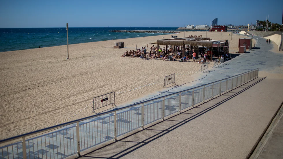 En öde strand i Barcelona i maj.