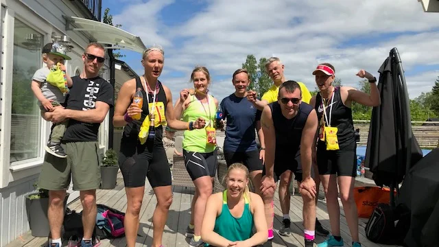 Ett gäng nöjda löpare som precis klarat av en mara under lördagen i Eskilstuna.