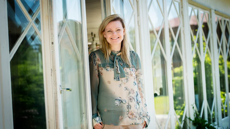 Författaren Anna Roos vid Bomans där hon jobbar halvtid som ekonomicontroller.