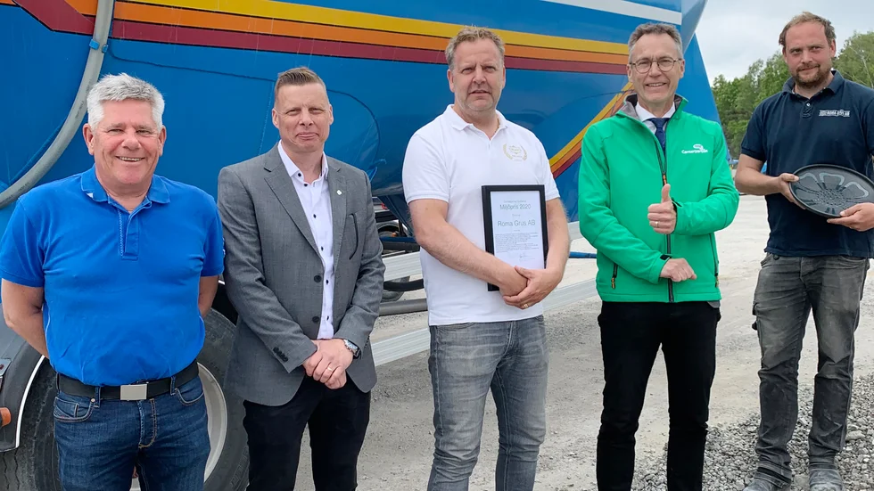 På fredagen delade Centerpartiet på Gotland ut Årets Miljöpris 2020 till Roma Grus AB. Riksdagsledamot Lars Thomsson (C) var på plats för att räcka över diplomet till vd Magnus Lindby.