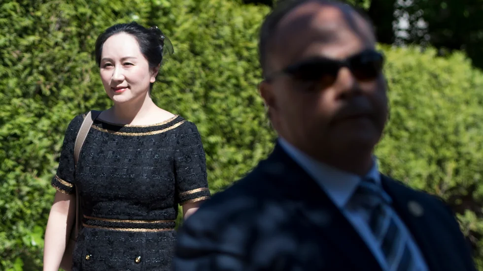 "Huaweiprinsessan" Meng Wanzhou och en säkerhetsvakt i förra veckan när en kanadensisk domstol beslutade att hon ska hållas kvar i Kanada. Arkivbild.