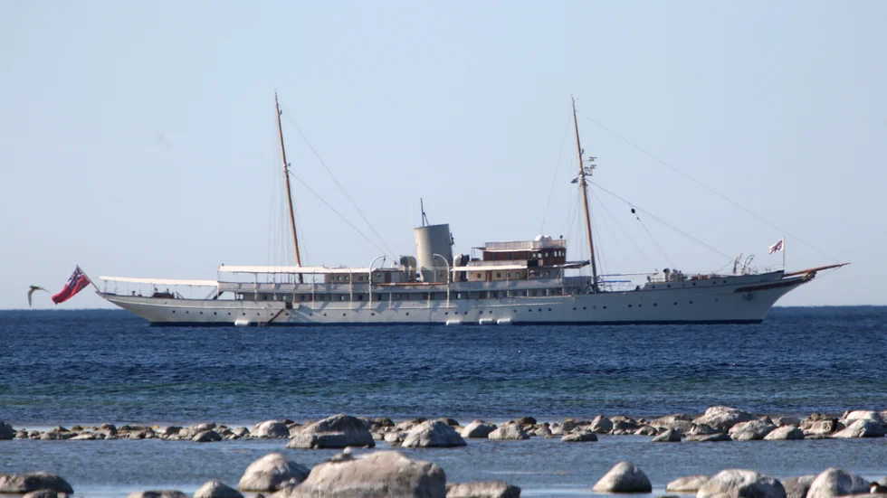 Lyxyachten Nahlin ankrade utanför Snäck på onsdagen.  Fartyget är 91 meter långt och hennes ångturbiner ger en maxhastighet på 17 knop.