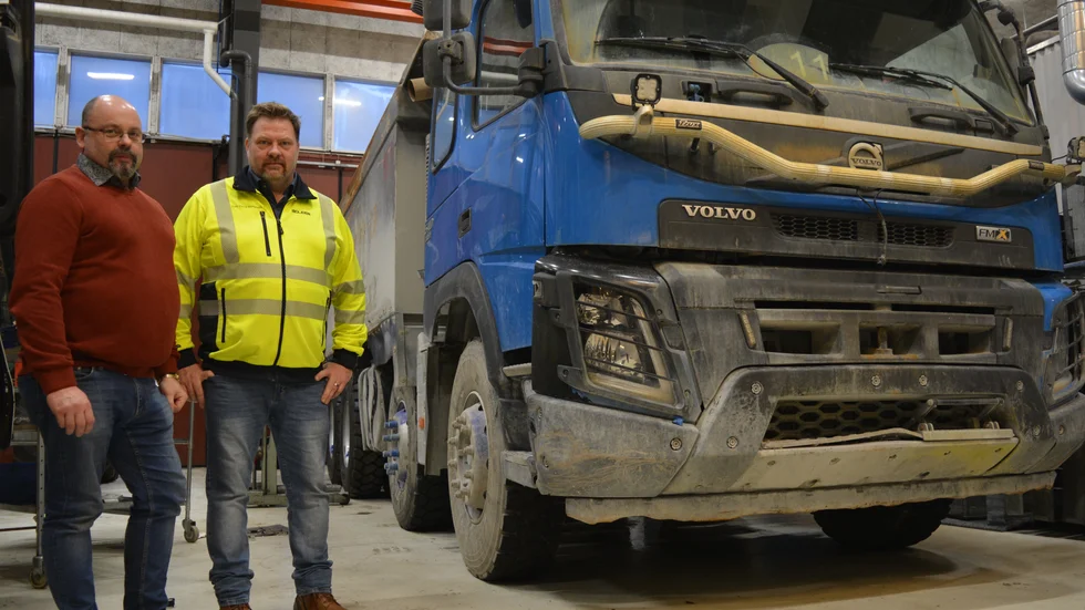 Johannes Ståhl och David Bergmark vid lastbilen som skänkts av Boliden AB. 