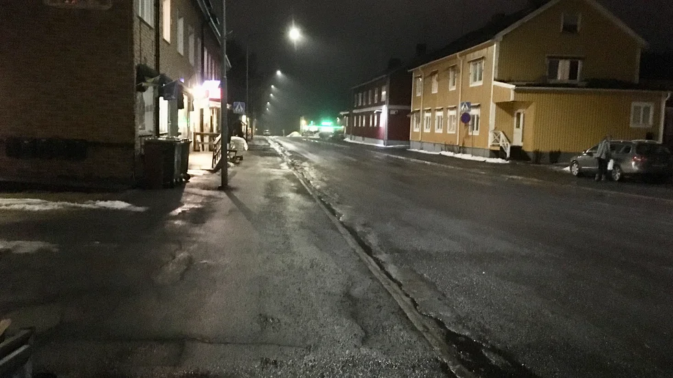 Kvinnan flydde från polisen i Lövånger – men kastade iväg narkotikan. Nu sitter hon häktad samtidigt som hon väntar på att avtjäna sex månaders fängelse för delaktighet i en stor vapenhärva.