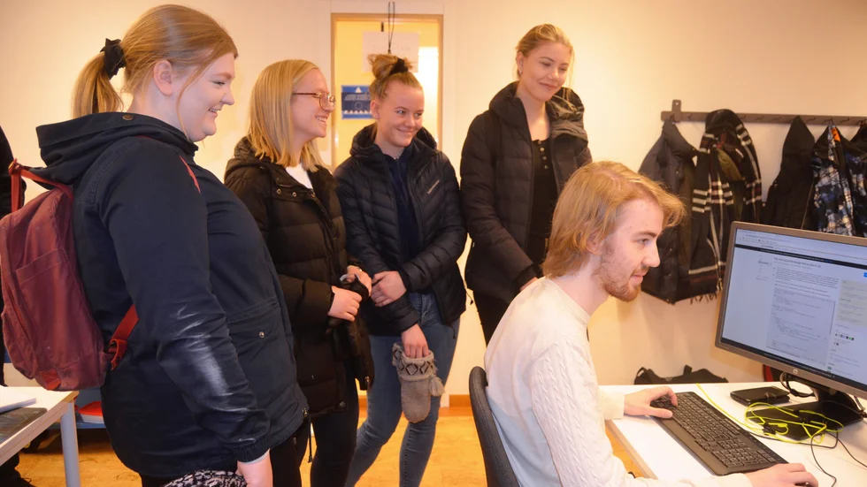 Gymnasieeleverna Ottilia Andersson, Ida Karlsson, Lina Almqvist och Linnéa Berggren Forssander tittar på när Filip Renman arbetar i ett spelprogram. 