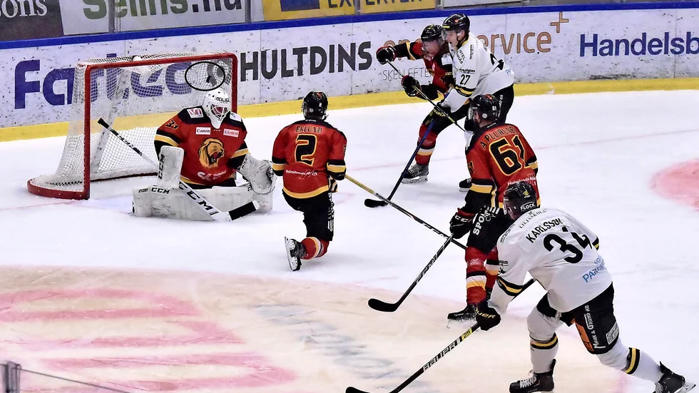 En riktig stänkare. Vännäs reducering var ett skott rätt upp i krysset, men det blev lagets enda mål mot Lejon i Skelleftåe Kraft Arena.