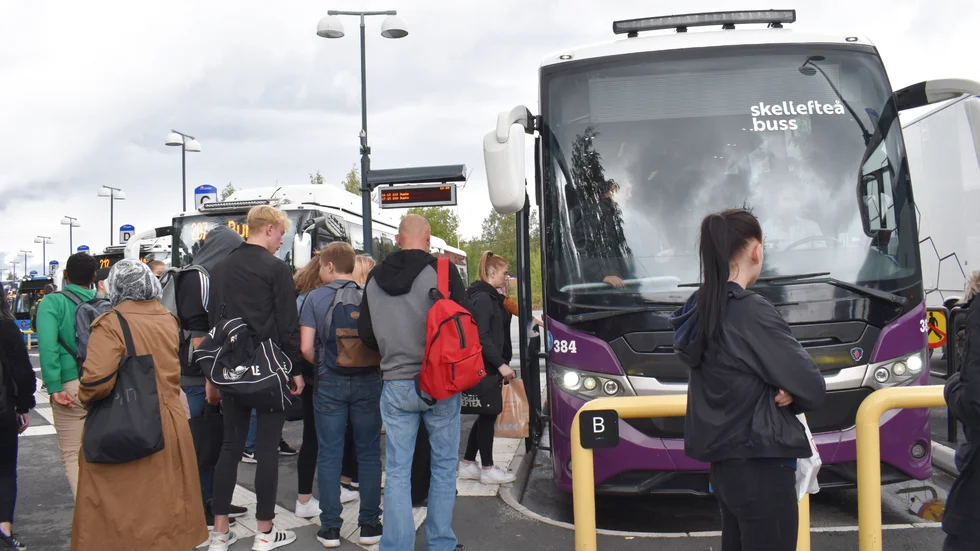 Trängsel på busstationen när bussomläggningen nyss hade trätt i kraft. Arkivbild. 