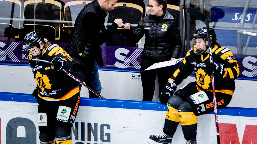 Kajsa Östlund och hennes AIK har vunnit samtliga matcher så här långt i DamEttan – men AIK-tränaren tror att laget har ytterligare ett par nivåer i sig.