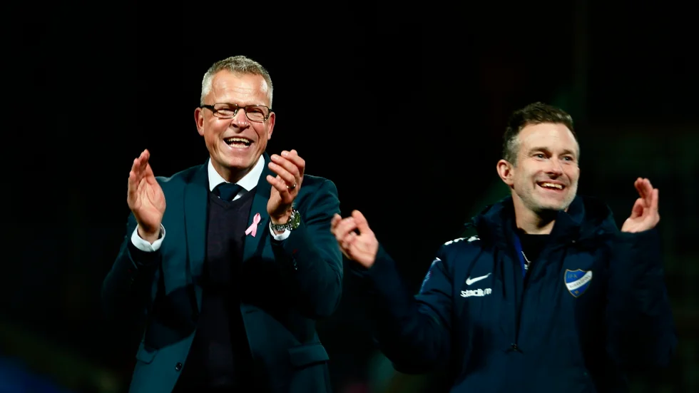 Jonas Hellberg firar in tre poäng med Janne Andersson när de arbetade tillsammans i IFK. 