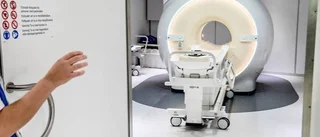 Uppgifter: Skadade sköterskan bar viktväst – som patient hängde på honom
