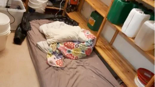 Madrassen i ett förråd.