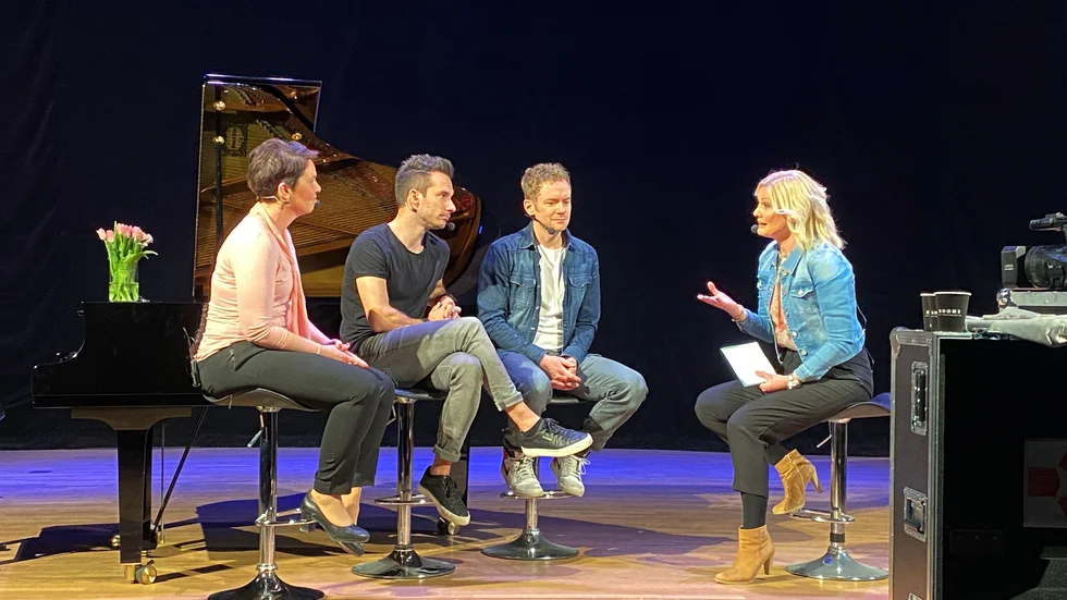 Sanna Detlefsen, direktor för Stadsmissionen i Linköping och Norrköping, Bruno Mitsogiannis, Peter Johansson och programledaren Åsa Sjöberg blandade allvar med skämt och musik i Hörsalen.