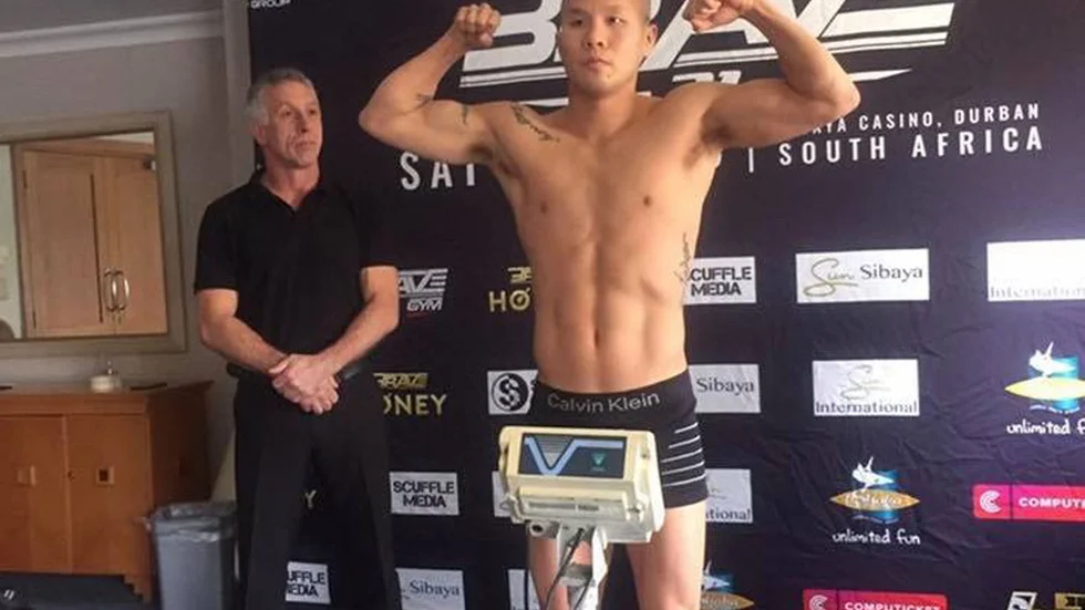 Anton Larsson är invägd och klar. I morgon går han co-main event på Brave i Sydafrika. Larsson tog matchen på knappt en dags notis. Han kallas därför ”No time” numear.